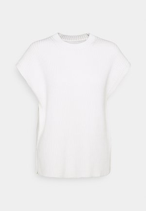 Pull blanc sans manches à côte, avec encolure ronde et fentes latérales, présenté sur un fond uni clair.