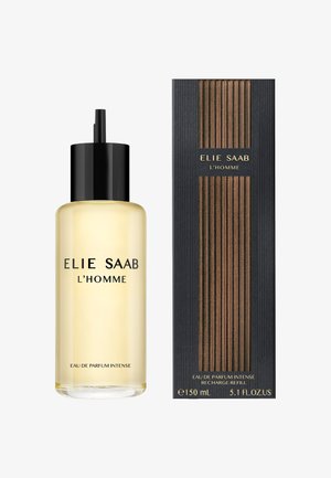 Elie Saab L'Homme eau de parfum intense Nachfüllflasche mit schwarzer Pumpe neben einer strukturierten schwarzen und braunen rechteckigen Box.