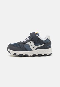 Sneaker per bambini blu e grigio con strap in Velcro, tomaia in mesh, dettagli testurizzati e suola bianca robusta con tacchetti scuri per la trazione.