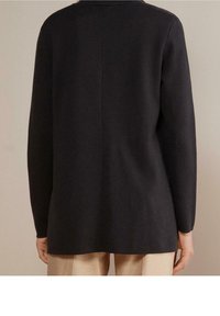 Tmavě šedý svetr s rovnými střihy, dlouhými rukávy a žebrovaným límcem, který má hladkou texturu a neobsahuje žádné viditelné vzory nebo kovové doplňky.