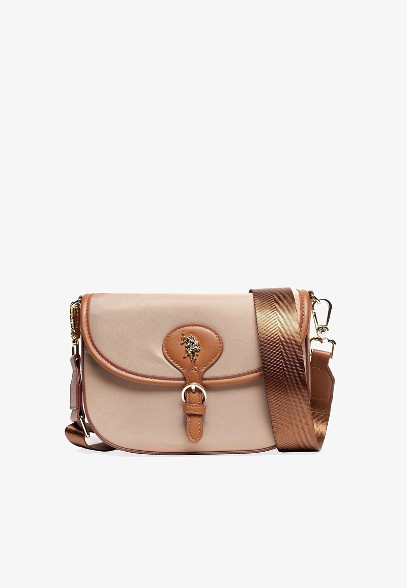 Borsa a tracolla in tessuto beige con dettagli in pelle marrone, un logo decorativo e una tracolla bronzo elegante e regolabile. Chiusura magnetica nella parte superiore.