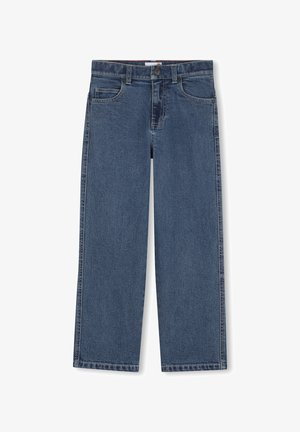 Jeans denim blu a gamba dritta con bottoni e cerniera frontali, passanti per cintura e tasche anteriori e posteriori su sfondo bianco.