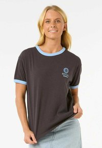 Donkergrijze T-shirt met lichtblauwe accenten op de kraag en mouwen. Bevat een bedrukt logo op de borst. Katoenen materiaal, korte mouwen.