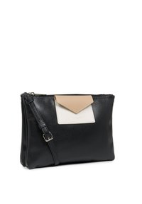 Sac à main en cuir noir avec une finition texturée, présentant un panneau rectangulaire crème et un accent triangulaire beige en haut. Sangle ajustable incluse.