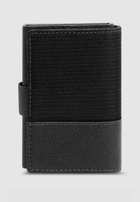 Zwarte portemonnee gemaakt van gestructureerde stof en soepel leer, met een eenvoudig ontwerp, minimale hardware en zichtbare stikaccenten.