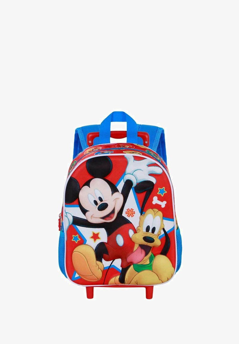 Sac à dos rouge et bleu présentant Mickey Mouse et Pluto. Fabriqué en tissu durable, avec des bretelles rembourrées, des accents graphiques et une poche avant.