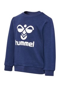 Granatowy sweatshirt wykonany z mieszanki bawełny, z dużym białym logo oraz ribbowymi mankietami i hemem. Klasyczny design z okrągłym dekoltem i zatrzaskami na ramionach.