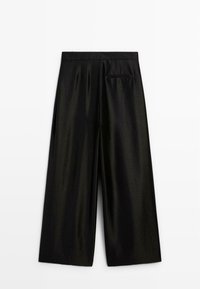 Zwarte wijde broek gemaakt van glad, glanzend materiaal. Heeft een hoge tailleband en een enkele achterzak. Minimalistisch ontwerp zonder zichtbare sluitingen.