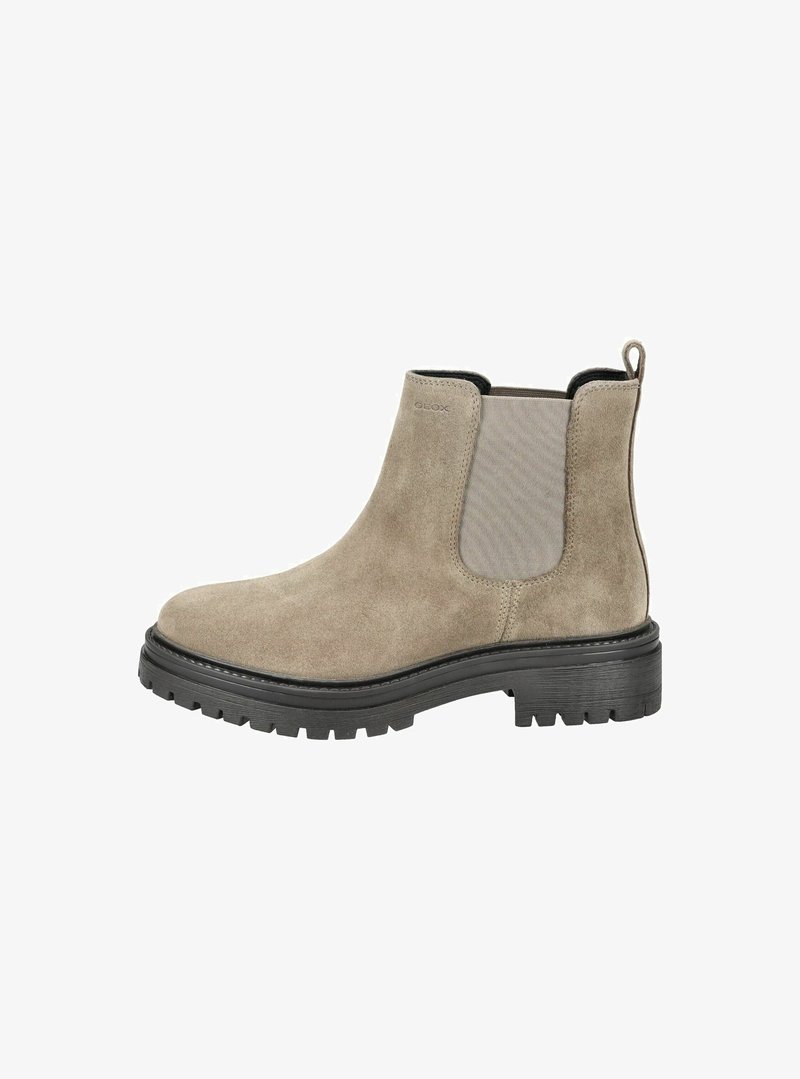 Wildleder-Stiefeletten in Taupe mit elastischen Seiteneinsätzen, einem Zugtab und einer strukturierten Gummisohle für besseren Halt. Schwarze Akzente an der Sohle.