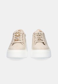 Zapatillas de ante beige con una suela blanca gruesa, con acentos decorativos de joyas en los cordones y un diseño de puntera redonda.