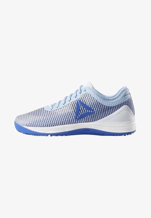 Chaussure de sport bleu clair avec une tige en mesh texturé, des accents blancs et une semelle bleue. Présente un logo bien visible sur le côté.
