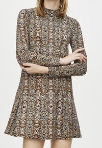 Robe à manches longues présentant un motif en serpent multicolore, un col montant et une jupe évasée, fabriquée dans un tissu lisse et extensible.