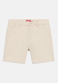 Shorts en denim beige avec une ceinture standard, des passants pour ceinture et des poches avant. Caractérisés par une fermeture à bouton et des détails de couture contrastants.