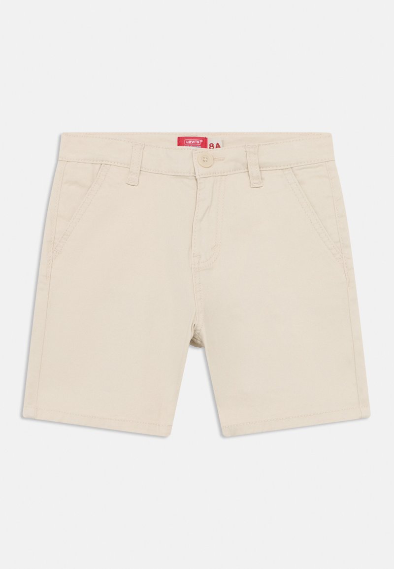 Shorts en denim beige avec une ceinture standard, des passants pour ceinture et des poches avant. Caractérisés par une fermeture à bouton et des détails de couture contrastants.