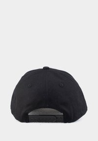 Schwarze Kappe mit strukturierter Form und flachem Schirm, ausgestattet mit einem Snapback-Verschluss auf der Rückseite und Belüftungsöffnungen.