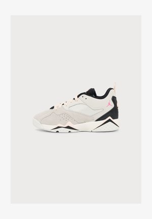 Basket basse athlétique beige, noire et blanche avec logo Jumpman rose et panneaux latéraux en mesh sur fond uni.