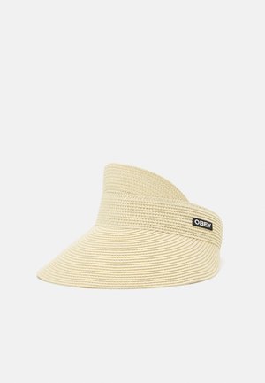 Visera de paja beige tejida con ala ancha y curva, con parche negro etiquetado "OBEY" en la banda lateral.