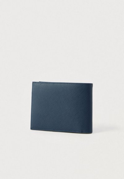 Sötétkék, texturált bőr kétoldalas pénztárca, zárt állapotban, világos háttéren állva.