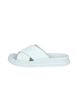 Sandalia blanca tipo slide con tiras cruzadas texturizadas y suela gruesa, diseñada para uso informal y confort.