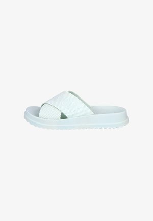 Sandalia blanca tipo slide con tiras cruzadas texturizadas y suela gruesa, diseñada para uso informal y confort.