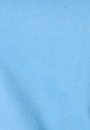 Tessuto di cotone azzurro chiaro con trama a maglia visibile e pieghe sottili.