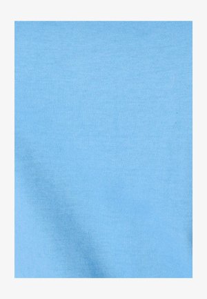 Tessuto di cotone azzurro chiaro con trama a maglia visibile e pieghe sottili.