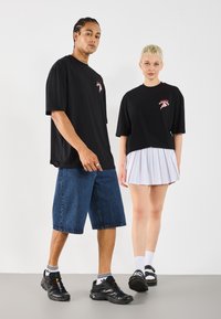 YOURTURN UNISEX - Marškinėliai su spaudiniu - true black