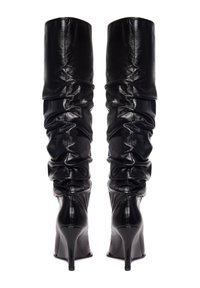 Stivali in pelle nera al ginocchio con design arricciato, punta appuntita e tacco a stiletto. Texture liscia con finitura lucida.
