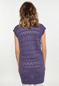Tunic tricotat violet cu mâneci scurte, având un model texturat de țesături deschise și benzi; lungime mai mare cu un tiv ribat.