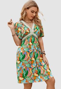 Vestido de manga corta con un colorido patrón floral en verde, rosa y azul, con un escote en V y un ribete decorativo a lo largo del cuerpo.