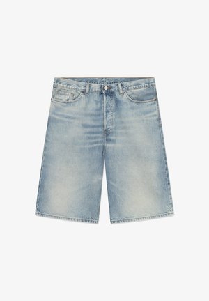 Pantaloncini in denim azzurro chiaro con taglio dritto, design a cinque tasche e texture leggermente sbiadita. Bottoni e rivetti in metallo.