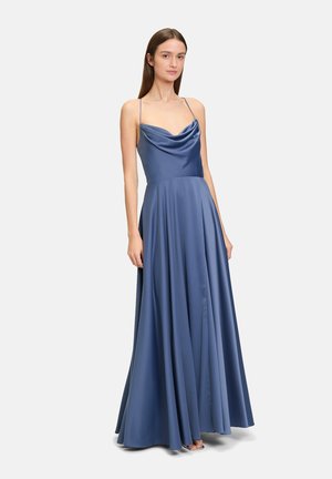 Halskragen, ärmelloses Abendkleid aus weichem blauen Satin. A-Linie Silhouette mit fließendem Rock, der eine glatte, elegante Drapierung aufweist.