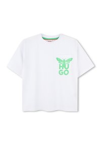 Camiseta de algodón blanca con un gráfico verde de una polilla y la palabra "HUGO" en el área del bolsillo del pecho izquierdo. Cuello redondo y corte holgado.