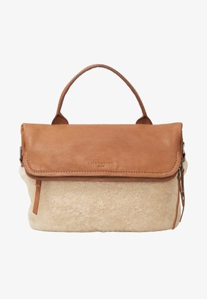 Brązowa skórzana torebka z klapką, kremową podstawą z owczej skóry, zewnętrzną kieszenią na zamek oraz uchwytem na górze umożliwiającym wygodne noszenie.