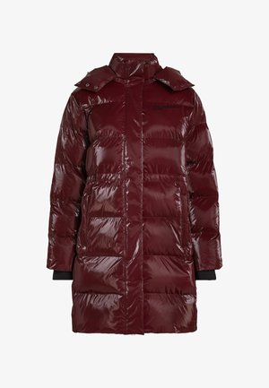 Manteau matelassé bourgogne avec col montant, finition brillante, design matelassé et poignets en tricot noir. Comprend des poches latérales et des boutons-pression.
