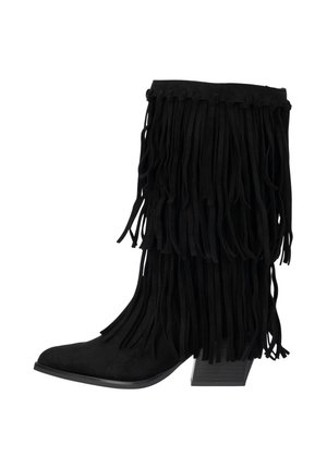 Zwarte enkellaars van suède met gestapelde hak en gelaagde franjes die de schacht bedekken.