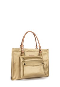 Borsa a spalla in satin dorato con manici in pelle marrone e tasca frontale. Caratterizzata da una texture liscia e da una leggera brillantezza, con un dettaglio di chiusura a scatto.