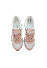 Sneakers in suede rosa e mesh con accenti grigi, suola bianca e materiale glitterato testurizzato. Presentano una punta arrotondata e un design con lacci.