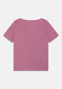 Kortærmet t-shirt i lyserød, lavet af blødt stof, med en afslappet pasform og en bred halsudskæring. Kanten er pænt syet.