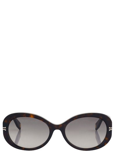 Lunettes de soleil en écaille de tortue avec des montures ovales, des verres dégradés sombres et des accents argentés sur les branches. Fini lisse et brillant.