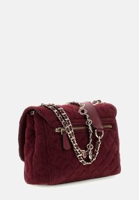 Burgundowa torebka z pikowanej tkaniny z złotym łańcuchem na ramię, z przednią kieszenią na zamek błyskawiczny oraz kwiatowym detalem na pasku.