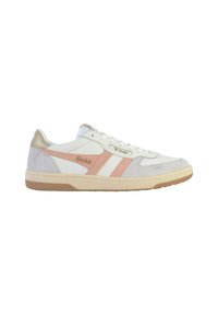 Sneaker bianco con accenti in suede rosa e grigio, suola beige e sottile dettaglio metallico sul tallone. Presenta un classico design con lacci e logo.