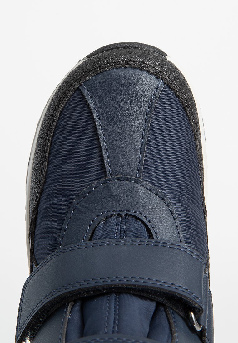 Marineblaue und schwarze Sneakers aus synthetischem Stoff, mit ledernen Überzügen und einem Klettverschluss.