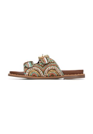 Sandalias tipo slide con cuentas, que presentan patrones multicolor en turquesa, coral y dorado, con correas con hebilla y suela plana marrón.
