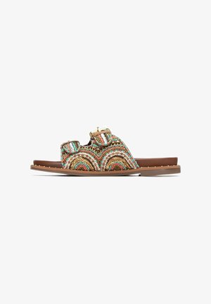 Sandalias tipo slide con cuentas, que presentan patrones multicolor en turquesa, coral y dorado, con correas con hebilla y suela plana marrón.