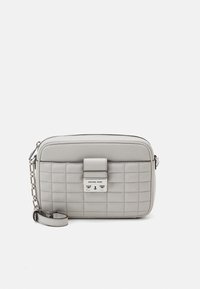 Borsa a tracolla grigia trapuntata con dettagli in argento, davanti piatto, zip superiore e tracolla a catena regolabile. Presenta una forma rettangolare e un design elegante.