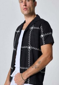FRILIVIN MANCHES COURTES À BRODERIE - Chemise - noir