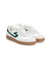 Baskets blanches en cuir suédé et cuir, avec un accent vert brillant, des lacets gris et une semelle en caoutchouc texturé.