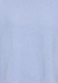 Gaiši zils adīts džemperis ar ribotu tekstūru, kam ir maiga, gluda auduma virsma un brīvs piegriezums.