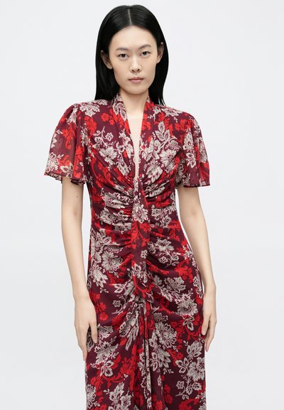 Vestido vermelho com padrão floral, apresenta mangas curtas bufantes, decote em V profundo e detalhes franzidos na cintura, feito de tecido leve com textura suave.